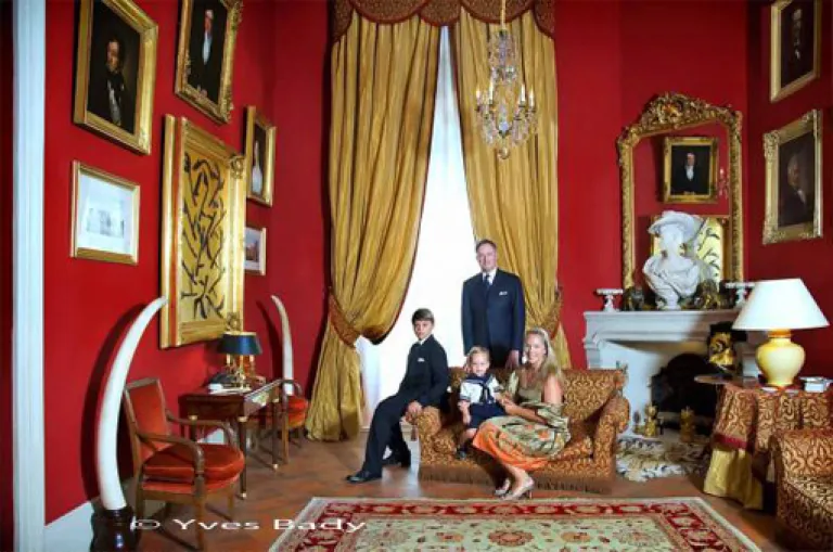 LE DUC ET LA DUCHESSE D'UZÈS ENTOURÉS DE LEURS FILS